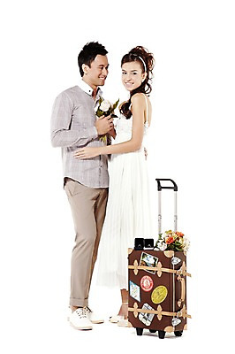 포토 JPG 스튜디오촬영 전신 서양인 외국인 해외기획촬영 라이프스타일 커플 여자 2011년태국 남자 꽃 행복 신부 부케 여행 웨딩드레스 포즈 신랑 결혼 가방 장신구 모션 실내 사랑 서기 미소 웃음 들기 누끼 사람 성인 두명 라이프 30대 여행가방 신혼여행 반지 보석 미니드레스 결혼반지 반지케이스 장년만 성인만 국내포토 식물 잡화 드레스 감정 꽃다발 관계 표정 인종 이벤트 내부 생활 장년 광석 보관함 파일형식