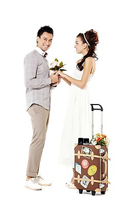 포토 JPG 스튜디오촬영 전신 서양인 외국인 해외기획촬영 라이프스타일 커플 여자 2011년태국 남자 꽃 행복 신부 부케 여행 웨딩드레스 포즈 신랑 결혼 가방 장신구 모션 실내 사랑 서기 미소 웃음 들기 누끼 사람 성인 두명 라이프 30대 여행가방 신혼여행 반지 보석 미니드레스 결혼반지 반지케이스 장년만 성인만 국내포토 식물 잡화 드레스 감정 꽃다발 관계 표정 인종 이벤트 내부 생활 장년 광석 보관함 파일형식