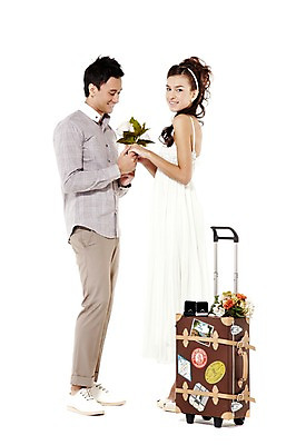 포토 JPG 스튜디오촬영 전신 서양인 외국인 해외기획촬영 라이프스타일 커플 여자 2011년태국 남자 꽃 행복 신부 부케 여행 웨딩드레스 포즈 신랑 결혼 가방 장신구 모션 실내 사랑 서기 미소 웃음 들기 누끼 사람 성인 두명 라이프 30대 여행가방 신혼여행 반지 보석 미니드레스 결혼반지 반지케이스 장년만 성인만 국내포토 식물 잡화 드레스 감정 꽃다발 관계 표정 인종 이벤트 내부 생활 장년 광석 보관함 파일형식