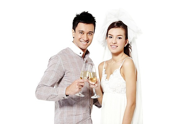 포토 JPG 스튜디오촬영 서양인 외국인 해외기획촬영 라이프스타일 커플 여자 2011년태국 남자 행복 신부 웨딩드레스 포즈 신랑 결혼 술잔 모션 잔 주류 면사포 실내 사랑 서기 미소 웃음 들기 누끼 사람 상반신 성인 두명 라이프 30대 샴페인 미니드레스 건배 샴페인잔 장년만 성인만 국내포토 식기 드레스 감정 음료 관계 표정 인종 이벤트 내부 생활 장년 결혼소품 파일형식