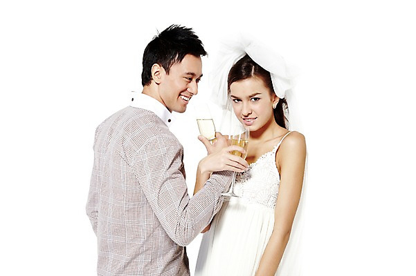 포토 JPG 스튜디오촬영 서양인 외국인 해외기획촬영 라이프스타일 커플 여자 2011년태국 남자 행복 신부 웨딩드레스 포즈 신랑 결혼 술잔 모션 잔 주류 면사포 실내 사랑 서기 미소 웃음 들기 누끼 사람 상반신 성인 두명 라이프 30대 샴페인 미니드레스 건배 샴페인잔 러브샷 장년만 성인만 국내포토 식기 드레스 감정 음료 관계 표정 인종 이벤트 내부 생활 장년 결혼소품 파일형식