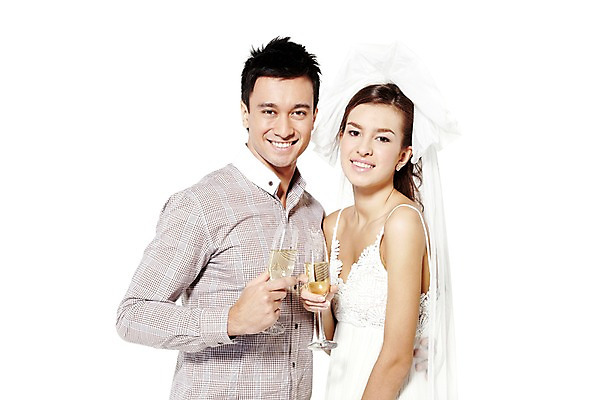 포토 JPG 스튜디오촬영 서양인 외국인 해외기획촬영 라이프스타일 커플 여자 2011년태국 남자 행복 신부 웨딩드레스 포즈 신랑 결혼 술잔 모션 잔 주류 면사포 실내 사랑 서기 미소 웃음 들기 누끼 사람 상반신 성인 두명 라이프 30대 샴페인 미니드레스 건배 샴페인잔 장년만 성인만 국내포토 식기 드레스 감정 음료 관계 표정 인종 이벤트 내부 생활 장년 결혼소품 파일형식