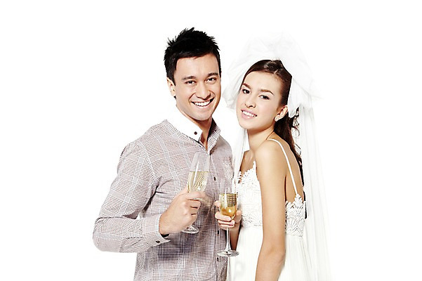 포토 JPG 스튜디오촬영 서양인 외국인 해외기획촬영 라이프스타일 커플 여자 2011년태국 남자 행복 신부 웨딩드레스 포즈 신랑 결혼 술잔 모션 잔 주류 면사포 실내 사랑 서기 미소 웃음 들기 누끼 사람 상반신 성인 두명 라이프 30대 샴페인 미니드레스 건배 샴페인잔 장년만 성인만 국내포토 식기 드레스 감정 음료 관계 표정 인종 이벤트 내부 생활 장년 결혼소품 파일형식