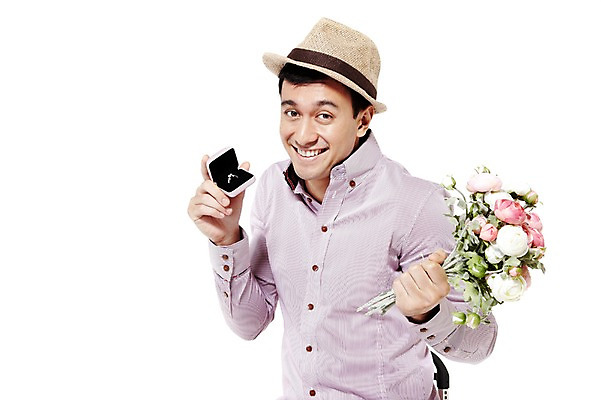 포토 JPG 스튜디오촬영 서양인 외국인 해외기획촬영 모자 라이프스타일 잡화 2011년태국 남자 꽃 행복 부케 포즈 신랑 결혼 프로포즈 장신구 모션 실내 사랑 한명 미소 웃음 들기 누끼 사람 이벤트 상반신 성인 라이프 30대 기쁨 반지 보석 반지케이스 남자만 남자한명만 성인남자만 성인한명만 성인남자한명만 장년만 장년남자만 장년남자한명만 성인만 국내포토 식물 1 감정 꽃다발 표정 인종 내부 생활 장년 광석 보관함 파일형식