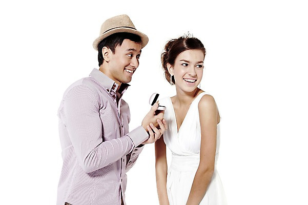 포토 JPG 스튜디오촬영 서양인 외국인 해외기획촬영 모자 라이프스타일 커플 잡화 여자 2011년태국 남자 행복 신부 웨딩드레스 포즈 신랑 결혼 프로포즈 장신구 모션 왕관 실내 사랑 서기 미소 웃음 들기 누끼 사람 이벤트 상반신 성인 두명 라이프 30대 기쁨 반지 보석 티아라 미니드레스 반지케이스 장년만 성인만 국내포토 드레스 감정 관계 표정 인종 내부 생활 장년 광석 보관함 파일형식