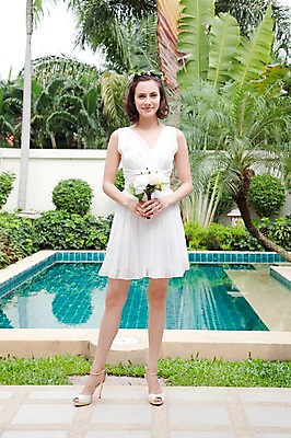 포토 JPG 전신 서양인 외국인 나무 식물 해외기획촬영 라이프스타일 여자 2011년태국 꽃 행복 신부 부케 웨딩드레스 포즈 결혼 모션 수영장 사랑 한명 서기 미소 웃음 들기 사람 성인 야외 라이프 30대 화관 미니드레스 여자만 여자한명만 성인여자만 성인한명만 성인여자한명만 장년만 장년여자만 장년여자한명만 성인만 국내포토 1 드레스 감정 꽃다발 표정 인종 이벤트 생활 장년 파일형식