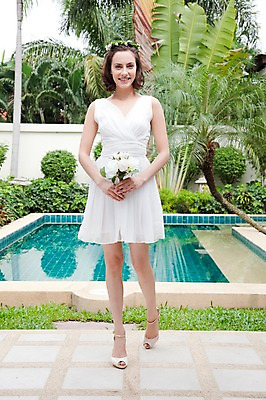 포토 JPG 전신 서양인 외국인 나무 식물 해외기획촬영 라이프스타일 여자 2011년태국 꽃 행복 신부 부케 웨딩드레스 포즈 결혼 모션 수영장 사랑 한명 서기 미소 웃음 들기 사람 성인 야외 라이프 30대 화관 미니드레스 여자만 여자한명만 성인여자만 성인한명만 성인여자한명만 장년만 장년여자만 장년여자한명만 성인만 국내포토 1 드레스 감정 꽃다발 표정 인종 이벤트 생활 장년 파일형식