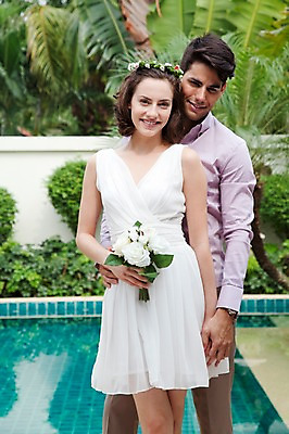 포토 JPG 서양인 외국인 나무 식물 해외기획촬영 라이프스타일 커플 여자 2011년태국 남자 꽃 행복 신부 부케 웨딩드레스 포즈 신랑 결혼 안기 모션 수영장 사랑 서기 미소 웃음 들기 사람 상반신 성인 야외 두명 라이프 30대 화관 미니드레스 장년만 성인만 국내포토 드레스 감정 꽃다발 관계 표정 인종 이벤트 생활 장년 파일형식