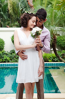 포토 JPG 서양인 외국인 나무 식물 해외기획촬영 라이프스타일 커플 여자 2011년태국 남자 꽃 행복 신부 부케 웨딩드레스 포즈 신랑 결혼 안기 모션 수영장 사랑 서기 미소 웃음 들기 사람 상반신 성인 야외 두명 라이프 30대 화관 미니드레스 장년만 성인만 국내포토 드레스 감정 꽃다발 관계 표정 인종 이벤트 생활 장년 파일형식