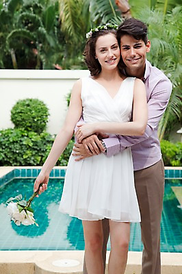 포토 JPG 서양인 외국인 나무 식물 해외기획촬영 라이프스타일 커플 여자 2011년태국 남자 꽃 행복 신부 부케 웨딩드레스 포즈 신랑 결혼 안기 모션 수영장 사랑 서기 미소 웃음 들기 사람 상반신 성인 야외 두명 라이프 30대 화관 미니드레스 장년만 성인만 국내포토 드레스 감정 꽃다발 관계 표정 인종 이벤트 생활 장년 파일형식