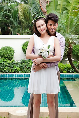 포토 JPG 서양인 외국인 나무 식물 해외기획촬영 라이프스타일 커플 여자 2011년태국 남자 꽃 행복 신부 부케 웨딩드레스 포즈 신랑 결혼 안기 모션 수영장 사랑 서기 미소 웃음 들기 사람 상반신 성인 야외 두명 라이프 30대 화관 미니드레스 장년만 성인만 국내포토 드레스 감정 꽃다발 관계 표정 인종 이벤트 생활 장년 파일형식