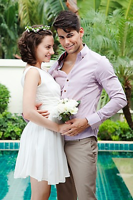 포토 JPG 서양인 외국인 나무 식물 해외기획촬영 라이프스타일 커플 여자 2011년태국 남자 꽃 행복 신부 부케 웨딩드레스 포즈 신랑 결혼 안기 모션 수영장 사랑 서기 미소 웃음 들기 사람 상반신 성인 야외 두명 라이프 30대 화관 미니드레스 장년만 성인만 국내포토 드레스 감정 꽃다발 관계 표정 인종 이벤트 생활 장년 파일형식