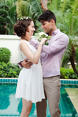 포토 JPG 서양인 외국인 나무 식물 해외기획촬영 라이프스타일 커플 여자 2011년태국 남자 꽃 행복 신부 부케 웨딩드레스 포즈 신랑 결혼 안기 모션 수영장 사랑 서기 미소 웃음 들기 사람 상반신 성인 야외 두명 라이프 30대 화관 미니드레스 장년만 성인만 국내포토 드레스 감정 꽃다발 관계 표정 인종 이벤트 생활 장년 파일형식