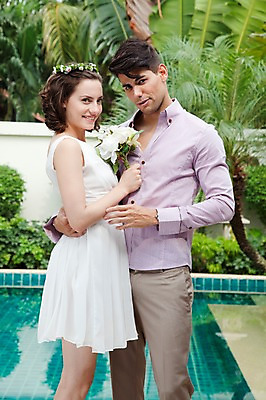 포토 JPG 서양인 외국인 나무 식물 해외기획촬영 라이프스타일 커플 여자 2011년태국 남자 꽃 행복 신부 부케 웨딩드레스 포즈 신랑 결혼 안기 모션 수영장 사랑 서기 미소 웃음 들기 사람 상반신 성인 야외 두명 라이프 30대 화관 미니드레스 장년만 성인만 국내포토 드레스 감정 꽃다발 관계 표정 인종 이벤트 생활 장년 파일형식