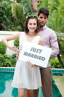 포토 JPG 서양인 외국인 나무 식물 해외기획촬영 라이프스타일 커플 여자 2011년태국 남자 행복 신부 웨딩드레스 포즈 신랑 결혼 안기 모션 수영장 알림판 사랑 서기 미소 웃음 들기 사람 이벤트 상반신 성인 야외 두명 라이프 30대 화관 팻말 표지판 미니드레스 장년만 성인만 국내포토 드레스 꽃 감정 관계 프레임 표정 인종 생활 장년 파일형식