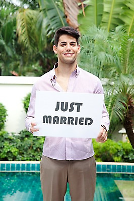 포토 JPG 서양인 외국인 나무 식물 해외기획촬영 라이프스타일 2011년태국 남자 행복 포즈 신랑 결혼 모션 수영장 알림판 사랑 한명 서기 미소 웃음 들기 사람 이벤트 상반신 성인 야외 라이프 30대 팻말 표지판 남자만 남자한명만 성인남자만 성인한명만 성인남자한명만 장년만 장년남자만 장년남자한명만 성인만 국내포토 1 감정 프레임 표정 인종 생활 장년 파일형식