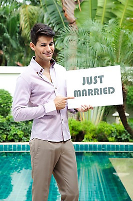 포토 JPG 서양인 외국인 나무 식물 해외기획촬영 라이프스타일 2011년태국 남자 행복 포즈 신랑 결혼 모션 수영장 알림판 사랑 한명 서기 미소 웃음 들기 사람 손짓 이벤트 상반신 성인 야외 라이프 30대 팻말 가리킴 표지판 남자만 남자한명만 성인남자만 성인한명만 성인남자한명만 장년만 장년남자만 장년남자한명만 성인만 국내포토 1 감정 프레임 표정 인종 생활 장년 파일형식