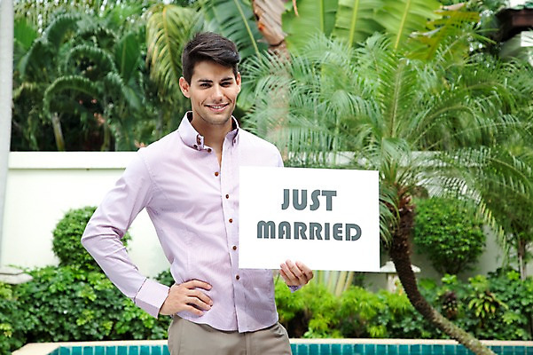 포토 JPG 서양인 외국인 나무 식물 해외기획촬영 라이프스타일 2011년태국 남자 행복 허리손 포즈 신랑 결혼 모션 수영장 알림판 사랑 한명 서기 미소 웃음 들기 사람 이벤트 상반신 성인 야외 라이프 30대 팻말 표지판 남자만 남자한명만 성인남자만 성인한명만 성인남자한명만 장년만 장년남자만 장년남자한명만 성인만 국내포토 1 감정 프레임 표정 인종 생활 장년 파일형식