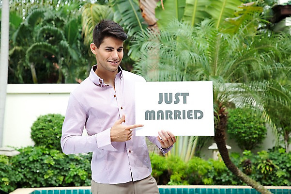 포토 JPG 서양인 외국인 나무 식물 해외기획촬영 라이프스타일 2011년태국 남자 행복 포즈 신랑 결혼 모션 수영장 알림판 사랑 한명 서기 미소 웃음 들기 사람 손짓 이벤트 상반신 성인 야외 라이프 30대 팻말 가리킴 표지판 남자만 남자한명만 성인남자만 성인한명만 성인남자한명만 장년만 장년남자만 장년남자한명만 성인만 국내포토 1 감정 프레임 표정 인종 생활 장년 파일형식