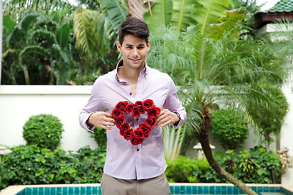 포토 JPG 서양인 외국인 나무 식물 해외기획촬영 라이프스타일 2011년태국 남자 꽃 행복 포즈 신랑 결혼 모션 수영장 사랑 한명 서기 미소 웃음 들기 사람 이벤트 상반신 성인 야외 라이프 30대 장미 화환 하트 남자만 남자한명만 성인남자만 성인한명만 성인남자한명만 장년만 장년남자만 장년남자한명만 성인만 국내포토 모양 1 감정 표정 인종 생활 장년 파일형식