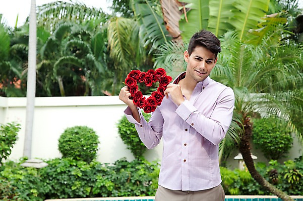 포토 JPG 서양인 외국인 나무 식물 해외기획촬영 라이프스타일 2011년태국 남자 꽃 행복 포즈 신랑 결혼 모션 수영장 사랑 한명 서기 미소 웃음 들기 사람 이벤트 상반신 성인 야외 라이프 30대 장미 화환 하트 남자만 남자한명만 성인남자만 성인한명만 성인남자한명만 장년만 장년남자만 장년남자한명만 성인만 국내포토 모양 1 감정 표정 인종 생활 장년 파일형식