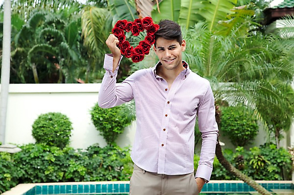 포토 JPG 서양인 외국인 나무 식물 해외기획촬영 라이프스타일 2011년태국 남자 꽃 행복 포즈 신랑 결혼 모션 수영장 사랑 한명 서기 미소 웃음 들기 사람 이벤트 상반신 성인 야외 라이프 30대 장미 화환 하트 남자만 남자한명만 성인남자만 성인한명만 성인남자한명만 장년만 장년남자만 장년남자한명만 성인만 국내포토 모양 1 감정 표정 인종 생활 장년 파일형식