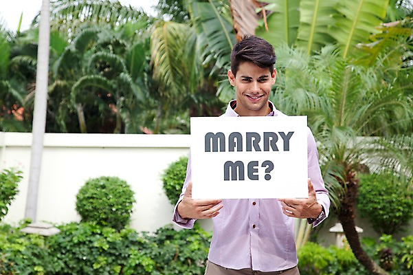 포토 JPG 서양인 외국인 나무 식물 해외기획촬영 라이프스타일 2011년태국 남자 행복 포즈 신랑 결혼 프로포즈 모션 수영장 알림판 사랑 한명 서기 미소 웃음 들기 사람 이벤트 상반신 성인 야외 라이프 30대 팻말 표지판 남자만 남자한명만 성인남자만 성인한명만 성인남자한명만 장년만 장년남자만 장년남자한명만 성인만 국내포토 1 감정 프레임 표정 인종 생활 장년 파일형식