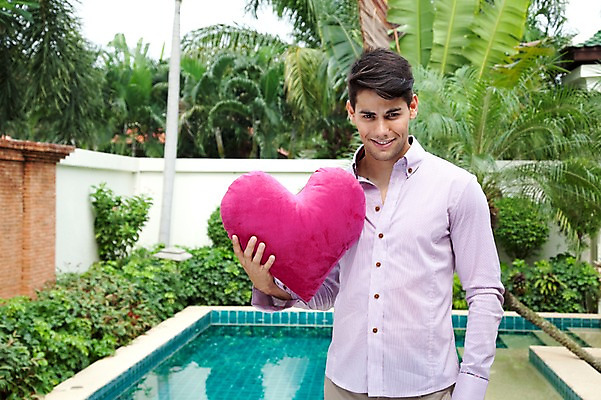 포토 JPG 서양인 외국인 나무 식물 해외기획촬영 라이프스타일 2011년태국 남자 행복 포즈 신랑 결혼 쿠션 모션 수영장 사랑 한명 서기 미소 웃음 들기 사람 이벤트 상반신 성인 야외 라이프 30대 하트 하트쿠션 남자만 남자한명만 성인남자만 성인한명만 성인남자한명만 장년만 장년남자만 장년남자한명만 성인만 국내포토 모양 1 감정 표정 인종 생활 장년 파일형식