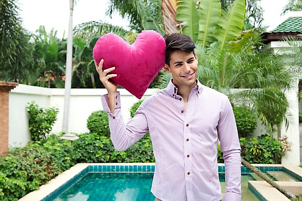 포토 JPG 서양인 외국인 나무 식물 해외기획촬영 라이프스타일 2011년태국 남자 행복 포즈 신랑 결혼 쿠션 모션 수영장 사랑 한명 서기 미소 웃음 들기 사람 이벤트 상반신 성인 야외 라이프 30대 하트 하트쿠션 남자만 남자한명만 성인남자만 성인한명만 성인남자한명만 장년만 장년남자만 장년남자한명만 성인만 국내포토 모양 1 감정 표정 인종 생활 장년 파일형식