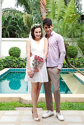 포토 JPG 전신 서양인 외국인 나무 식물 해외기획촬영 라이프스타일 커플 여자 2011년태국 남자 꽃 행복 신부 꽃다발 웨딩드레스 포즈 신랑 결혼 안기 모션 수영장 면사포 사랑 서기 미소 웃음 들기 사람 성인 야외 두명 라이프 30대 화관 미니드레스 장년만 성인만 국내포토 드레스 감정 관계 표정 인종 이벤트 생활 장년 결혼소품 파일형식