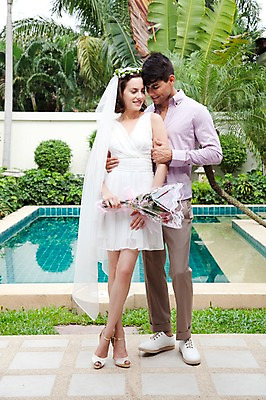 포토 JPG 전신 서양인 외국인 나무 식물 해외기획촬영 라이프스타일 커플 여자 2011년태국 남자 꽃 행복 신부 꽃다발 웨딩드레스 포즈 신랑 결혼 안기 모션 수영장 면사포 사랑 서기 미소 웃음 들기 사람 성인 야외 두명 라이프 30대 화관 미니드레스 장년만 성인만 국내포토 드레스 감정 관계 표정 인종 이벤트 생활 장년 결혼소품 파일형식