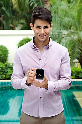 포토 JPG 서양인 외국인 나무 식물 해외기획촬영 라이프스타일 2011년태국 남자 행복 포즈 신랑 결혼 프로포즈 장신구 모션 수영장 사랑 한명 서기 미소 웃음 들기 사람 이벤트 상반신 성인 야외 라이프 30대 기쁨 반지 보석 반지케이스 남자만 남자한명만 성인남자만 성인한명만 성인남자한명만 장년만 장년남자만 장년남자한명만 성인만 국내포토 1 감정 표정 인종 생활 장년 광석 보관함 파일형식