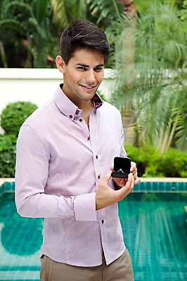 포토 JPG 서양인 외국인 나무 식물 해외기획촬영 라이프스타일 2011년태국 남자 행복 포즈 신랑 결혼 프로포즈 장신구 모션 수영장 사랑 한명 서기 미소 웃음 들기 사람 이벤트 상반신 성인 야외 라이프 30대 기쁨 반지 보석 반지케이스 남자만 남자한명만 성인남자만 성인한명만 성인남자한명만 장년만 장년남자만 장년남자한명만 성인만 국내포토 1 감정 표정 인종 생활 장년 광석 보관함 파일형식