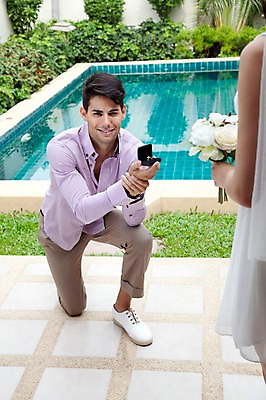 포토 JPG 전신 서양인 외국인 나무 식물 해외기획촬영 라이프스타일 커플 여자 2011년태국 남자 꽃 행복 신부 부케 웨딩드레스 포즈 신랑 결혼 프로포즈 장신구 모션 수영장 사랑 서기 미소 웃음 들기 사람 이벤트 성인 야외 두명 라이프 30대 기쁨 반지 무릎꿇기 보석 미니드레스 반지케이스 장년만 성인만 국내포토 드레스 감정 꽃다발 관계 표정 인종 생활 장년 광석 보관함 파일형식