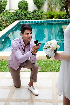 포토 JPG 전신 서양인 외국인 나무 식물 해외기획촬영 라이프스타일 커플 여자 2011년태국 남자 꽃 행복 신부 부케 웨딩드레스 포즈 신랑 결혼 프로포즈 장신구 모션 수영장 사랑 서기 미소 웃음 들기 사람 이벤트 성인 야외 두명 라이프 30대 기쁨 반지 무릎꿇기 보석 미니드레스 반지케이스 장년만 성인만 국내포토 드레스 감정 꽃다발 관계 표정 인종 생활 장년 광석 보관함 파일형식