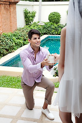 포토 JPG 전신 서양인 외국인 나무 식물 해외기획촬영 라이프스타일 커플 여자 2011년태국 남자 꽃 행복 신부 부케 웨딩드레스 포즈 신랑 결혼 프로포즈 모션 수영장 면사포 선물 사랑 서기 미소 웃음 들기 사람 이벤트 성인 야외 두명 라이프 뒷모습 30대 선물상자 상자 기쁨 무릎꿇기 미니드레스 장년만 성인만 국내포토 드레스 감정 뷰포인트 꽃다발 관계 표정 인종 생활 장년 결혼소품 파일형식