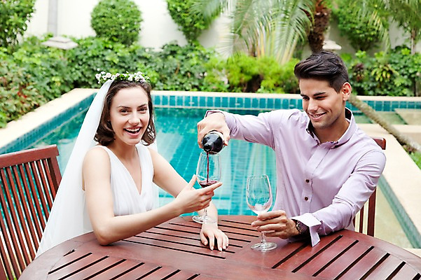 포토 JPG 서양인 외국인 나무 식물 해외기획촬영 라이프스타일 커플 여자 2011년태국 남자 행복 신부 웨딩드레스 포즈 신랑 결혼 와인잔 술잔 의자 모션 탁자 잔 주류 수영장 면사포 사랑 미소 웃음 들기 사람 앉기 상반신 성인 야외 두명 라이프 30대 와인 화관 붓기 병 와인병 미니드레스 장년만 성인만 국내포토 식기 드레스 꽃 감정 음료 가구 관계 병_용기 표정 인종 이벤트 생활 장년 결혼소품 파일형식