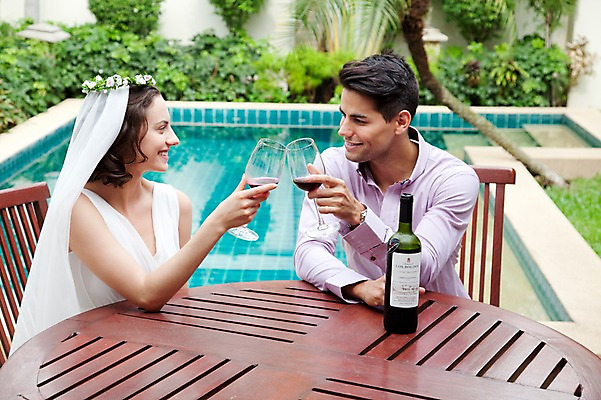 포토 JPG 서양인 외국인 나무 식물 해외기획촬영 라이프스타일 커플 여자 2011년태국 남자 행복 신부 웨딩드레스 포즈 신랑 결혼 와인잔 술잔 의자 모션 탁자 잔 주류 수영장 면사포 사랑 미소 웃음 들기 사람 앉기 상반신 성인 야외 두명 라이프 30대 와인 화관 병 와인병 미니드레스 건배 장년만 성인만 국내포토 식기 드레스 꽃 감정 음료 가구 관계 병_용기 표정 인종 이벤트 생활 장년 결혼소품 파일형식