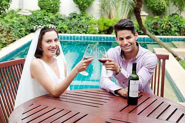 포토 JPG 서양인 외국인 나무 식물 해외기획촬영 라이프스타일 커플 여자 2011년태국 남자 행복 신부 웨딩드레스 포즈 신랑 결혼 와인잔 술잔 의자 모션 탁자 잔 주류 수영장 면사포 사랑 미소 웃음 들기 사람 앉기 상반신 성인 야외 두명 라이프 30대 와인 화관 병 와인병 미니드레스 건배 장년만 성인만 국내포토 식기 드레스 꽃 감정 음료 가구 관계 병_용기 표정 인종 이벤트 생활 장년 결혼소품 파일형식