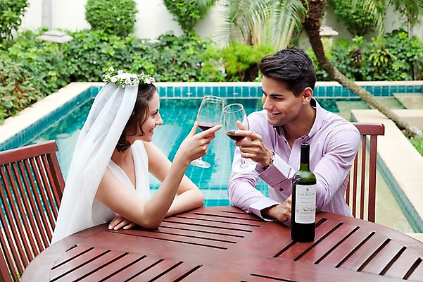 포토 JPG 서양인 외국인 나무 식물 해외기획촬영 라이프스타일 커플 여자 2011년태국 남자 행복 신부 웨딩드레스 포즈 신랑 결혼 와인잔 술잔 의자 모션 탁자 잔 주류 수영장 면사포 사랑 미소 웃음 들기 사람 앉기 상반신 성인 야외 두명 라이프 30대 와인 화관 병 와인병 미니드레스 건배 장년만 성인만 국내포토 식기 드레스 꽃 감정 음료 가구 관계 병_용기 표정 인종 이벤트 생활 장년 결혼소품 파일형식