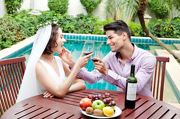 포토 JPG 서양인 외국인 나무 식물 해외기획촬영 라이프스타일 접시 커플 여자 2011년태국 남자 행복 신부 음식 웨딩드레스 포즈 신랑 결혼 와인잔 술잔 의자 과일 모션 탁자 잔 주류 수영장 면사포 키위 사랑 미소 웃음 들기 사람 앉기 상반신 성인 야외 두명 라이프 30대 와인 화관 병 사과 먹여주기 레몬 와인병 미니드레스 청포도 건배 거봉 장년만 성인만 국내포토 식기 드레스 꽃 감정 음료 가구 관계 포도 병_용기 표정 인종 이벤트 생활 장년 먹기 결혼소품 파일형식