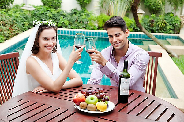 포토 JPG 서양인 외국인 나무 식물 해외기획촬영 라이프스타일 접시 커플 여자 2011년태국 남자 행복 신부 음식 웨딩드레스 포즈 신랑 결혼 와인잔 술잔 의자 과일 모션 탁자 잔 주류 수영장 면사포 키위 사랑 미소 웃음 들기 사람 앉기 상반신 성인 야외 두명 라이프 30대 와인 화관 병 사과 레몬 와인병 미니드레스 청포도 건배 거봉 장년만 성인만 국내포토 식기 드레스 꽃 감정 음료 가구 관계 포도 병_용기 표정 인종 이벤트 생활 장년 결혼소품 파일형식