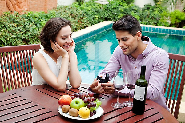 포토 JPG 서양인 외국인 나무 식물 해외기획촬영 라이프스타일 접시 커플 여자 2011년태국 남자 행복 신부 음식 웨딩드레스 포즈 신랑 결혼 프로포즈 와인잔 술잔 의자 과일 장신구 모션 탁자 잔 주류 수영장 키위 사랑 미소 웃음 들기 사람 앉기 이벤트 상반신 성인 야외 두명 라이프 30대 와인 기쁨 반지 병 사과 보석 레몬 와인병 미니드레스 청포도 반지케이스 거봉 장년만 성인만 국내포토 식기 드레스 감정 음료 가구 관계 포도 병_용기 표정 인종 생활 장년 광석 보관함 파일형식