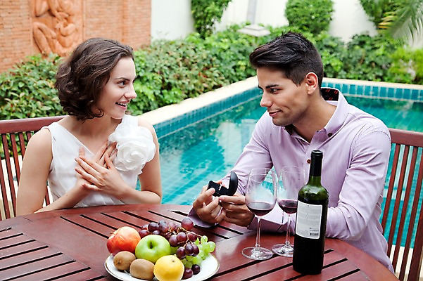 포토 JPG 서양인 외국인 나무 식물 해외기획촬영 라이프스타일 접시 커플 여자 2011년태국 남자 행복 신부 음식 웨딩드레스 포즈 신랑 결혼 프로포즈 와인잔 술잔 의자 과일 장신구 모션 탁자 잔 주류 수영장 키위 사랑 미소 웃음 들기 사람 앉기 이벤트 상반신 성인 야외 두명 라이프 30대 와인 기쁨 반지 병 사과 보석 레몬 와인병 미니드레스 청포도 반지케이스 거봉 장년만 성인만 국내포토 식기 드레스 감정 음료 가구 관계 포도 병_용기 표정 인종 생활 장년 광석 보관함 파일형식