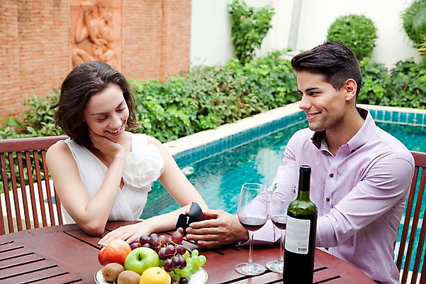 포토 JPG 서양인 외국인 나무 식물 해외기획촬영 라이프스타일 접시 커플 여자 2011년태국 남자 행복 신부 음식 웨딩드레스 포즈 신랑 결혼 프로포즈 와인잔 술잔 의자 과일 장신구 모션 탁자 잔 주류 수영장 키위 사랑 미소 웃음 들기 사람 앉기 이벤트 상반신 성인 야외 두명 라이프 30대 와인 기쁨 반지 병 사과 보석 레몬 와인병 미니드레스 청포도 반지케이스 거봉 장년만 성인만 국내포토 식기 드레스 감정 음료 가구 관계 포도 병_용기 표정 인종 생활 장년 광석 보관함 파일형식