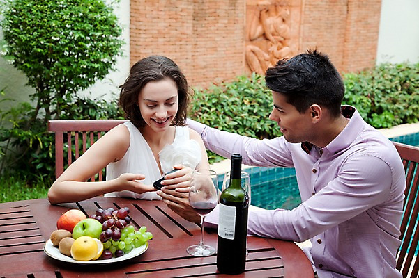 포토 JPG 서양인 외국인 나무 식물 해외기획촬영 라이프스타일 접시 커플 여자 2011년태국 남자 행복 신부 음식 웨딩드레스 포즈 신랑 결혼 프로포즈 와인잔 술잔 의자 과일 장신구 모션 탁자 잔 주류 수영장 키위 사랑 미소 웃음 들기 사람 앉기 이벤트 상반신 성인 야외 두명 라이프 30대 와인 기쁨 반지 병 사과 보석 레몬 와인병 미니드레스 청포도 반지케이스 거봉 장년만 성인만 국내포토 식기 드레스 감정 음료 가구 관계 포도 병_용기 표정 인종 생활 장년 광석 보관함 파일형식