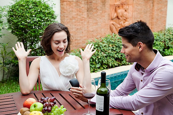 포토 JPG 서양인 외국인 나무 식물 해외기획촬영 라이프스타일 접시 커플 여자 2011년태국 남자 행복 신부 음식 웨딩드레스 포즈 신랑 결혼 프로포즈 와인잔 술잔 의자 과일 장신구 모션 탁자 잔 주류 수영장 키위 사랑 미소 웃음 들기 사람 앉기 이벤트 상반신 성인 야외 두명 라이프 30대 와인 놀람 기쁨 반지 병 사과 보석 레몬 와인병 미니드레스 청포도 반지케이스 거봉 장년만 성인만 국내포토 식기 드레스 감정 음료 가구 관계 포도 병_용기 표정 인종 생활 장년 광석 보관함 파일형식