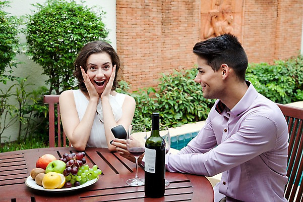 포토 JPG 서양인 외국인 나무 식물 해외기획촬영 라이프스타일 접시 커플 여자 2011년태국 남자 행복 신부 음식 웨딩드레스 포즈 신랑 결혼 프로포즈 와인잔 술잔 의자 과일 장신구 모션 탁자 잔 주류 수영장 키위 사랑 미소 웃음 들기 사람 앉기 이벤트 상반신 성인 야외 두명 라이프 30대 와인 놀람 기쁨 반지 병 사과 보석 레몬 와인병 미니드레스 청포도 반지케이스 거봉 장년만 성인만 국내포토 식기 드레스 감정 음료 가구 관계 포도 병_용기 표정 인종 생활 장년 광석 보관함 파일형식