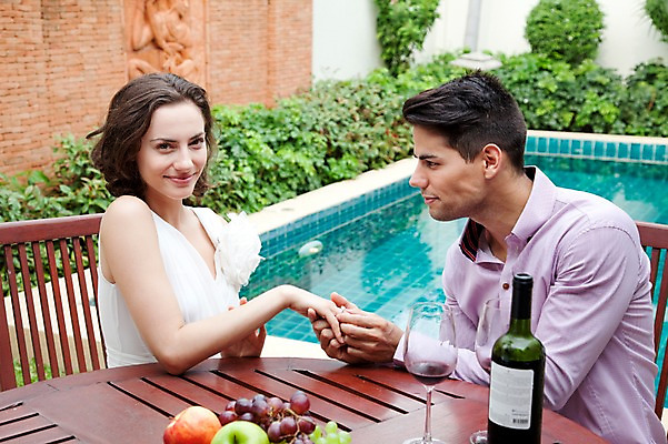 포토 JPG 서양인 외국인 나무 식물 해외기획촬영 라이프스타일 접시 커플 여자 2011년태국 남자 행복 신부 음식 웨딩드레스 포즈 신랑 결혼 프로포즈 와인잔 술잔 의자 과일 장신구 모션 탁자 잔 주류 수영장 키위 사랑 미소 웃음 들기 사람 앉기 이벤트 상반신 성인 야외 두명 라이프 30대 와인 기쁨 반지 병 사과 보석 레몬 와인병 미니드레스 청포도 거봉 장년만 성인만 국내포토 식기 드레스 감정 음료 가구 관계 포도 병_용기 표정 인종 생활 장년 광석 파일형식