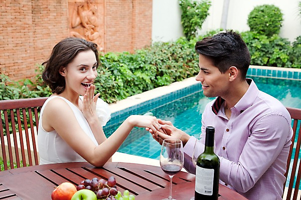 포토 JPG 서양인 외국인 나무 식물 해외기획촬영 라이프스타일 접시 커플 여자 2011년태국 남자 행복 신부 음식 웨딩드레스 포즈 신랑 결혼 프로포즈 와인잔 술잔 의자 과일 장신구 모션 탁자 잔 주류 수영장 키위 사랑 미소 웃음 들기 사람 앉기 이벤트 상반신 성인 야외 두명 라이프 30대 와인 놀람 기쁨 반지 병 사과 보석 레몬 와인병 미니드레스 청포도 거봉 장년만 성인만 국내포토 식기 드레스 감정 음료 가구 관계 포도 병_용기 표정 인종 생활 장년 광석 파일형식